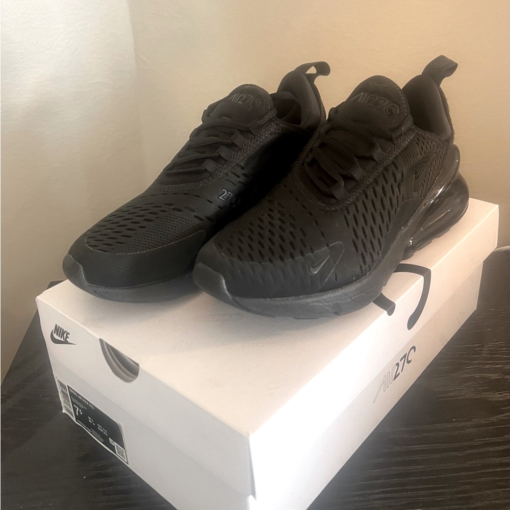 Women’s Air Max 270 size 7.5 black/black